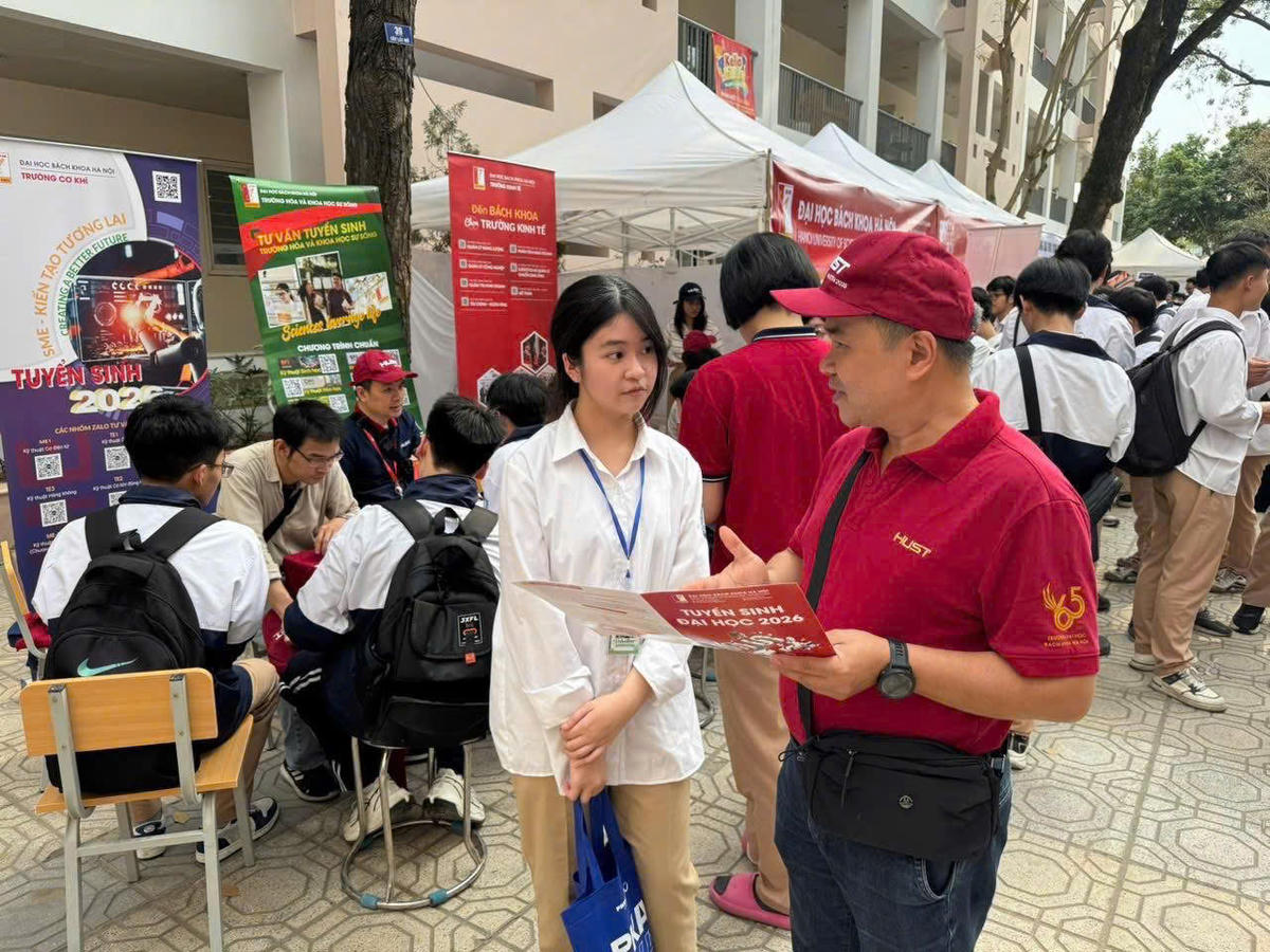 Tư vấn cho học sinh thông tin về các ngành nghề trong Ngày hội hướng nghiệp và tư vấn tuyển sinh 2026 tại Trường THPT Nguyễn Gia Thiều (Hà Nội). 