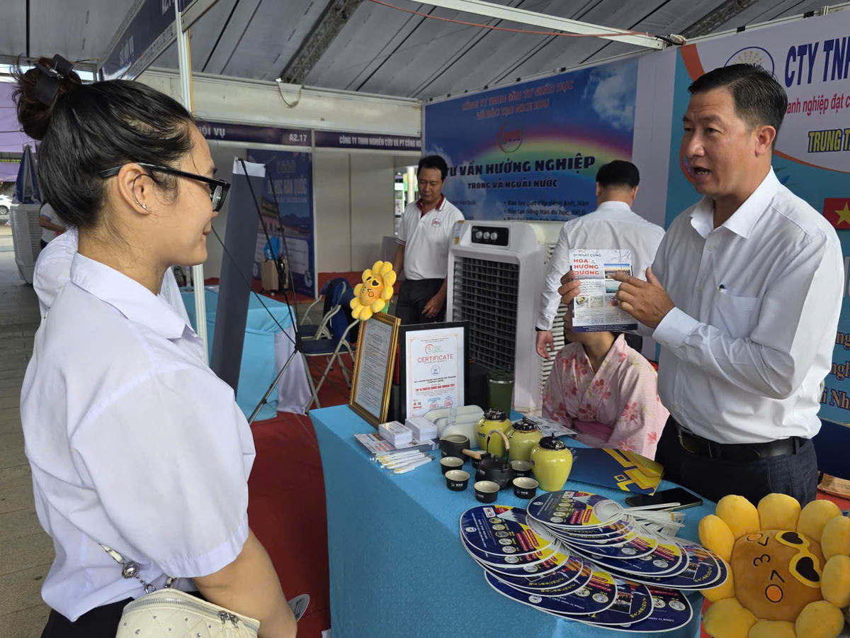 Tại phiên giao dịch việc làm tỉnh Cà Mau lần thứ I, năm 2026, người lao động được trực tiếp tư vấn, tiếp cận cơ hội việc làm trong và ngoài nước với gần 20 doanh nghiệp tham gia. Ảnh; Nguyên Du