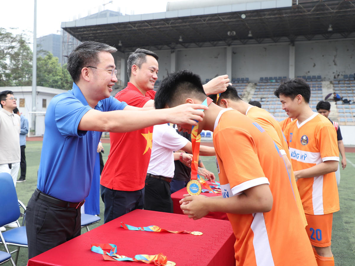 Bí thư Trung ương Đoàn, Chủ tịch Trung ương Hội LHTN Việt Nam Nguyễn Tường Lâm, trao Huy chương Vàng cho đội vô địch.