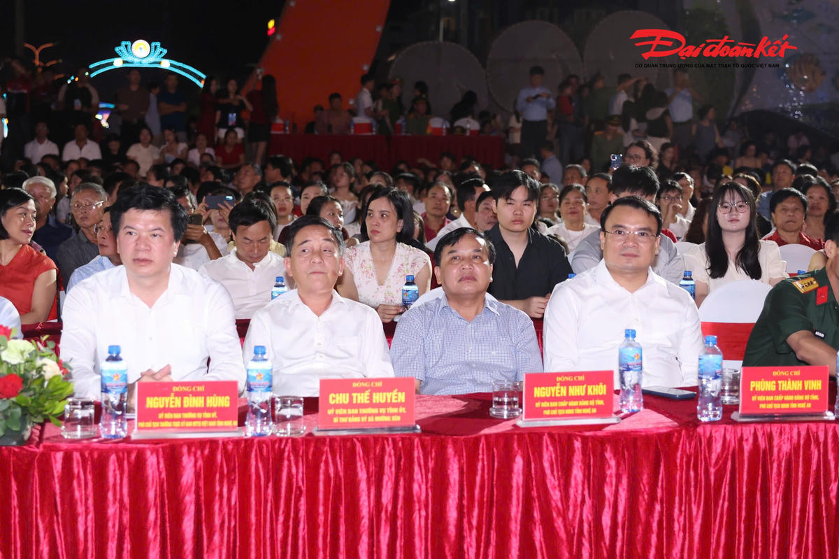 Lãnh đạo tỉnh Nghệ An tham dự lễ khai mạc. Ảnh: ĐB