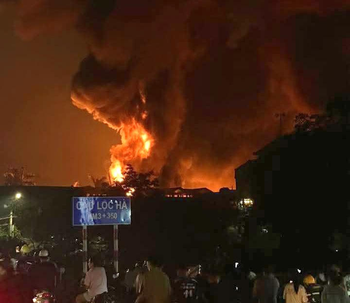 Hiện trường vụ cháy nhìn từ cầu Lộc Hà.