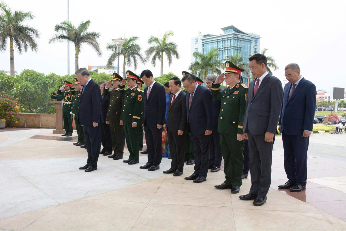 Tổng Bí thư, Chủ tịch nước Tô Lâm cùng Đoàn công tác Trung ương&nbsp;dâng hương tưởng niệm các Anh hùng liệt sĩ tại Đài Tưởng niệm thành phố Đà Nẵng.