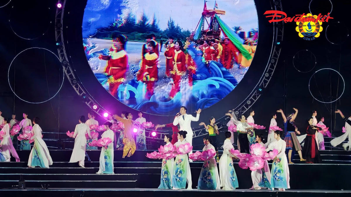 Mở đầu chương trình là các tiết mục văn nghệ thể hiện bản sắc xứ Nghệ. Ảnh: ĐB