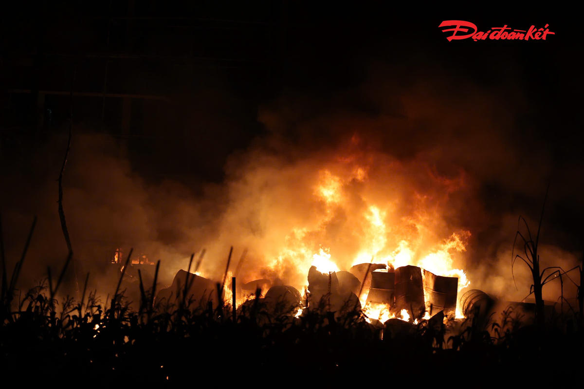 Công an TP Hà Nội cho biết, vào 18h36 ngày 25/4/2026, Trung tâm Thông tin Chỉ huy nhận tin báo cháy tại khu đất xóm Lò, thôn Lộc Hà, xã Đông Anh, Hà Nội.