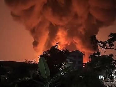 Hà Nội: Cháy lớn kho xưởng tái chế dầu ở Đông Anh