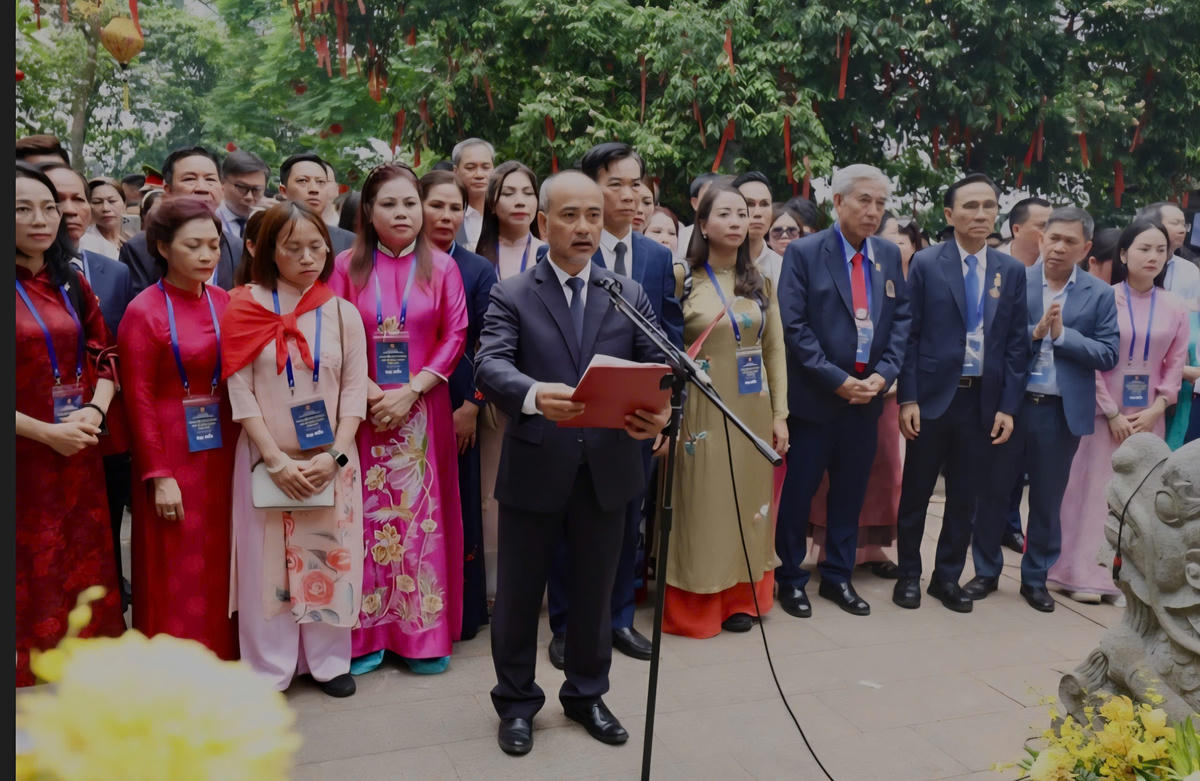 Ông Nguyễn Trung Kiên, Chủ nhiệm Ủy ban người Việt Nam ở nước ngoài thay mặt đoàn kiều bào tiêu biểu đọc lời tri ân công đức các vua Hùng”.