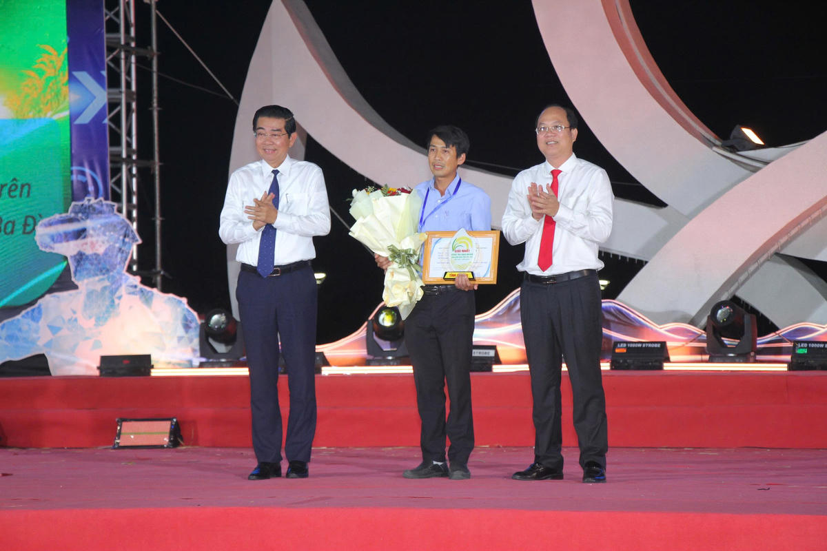Bí thư Tỉnh ủy Cà Mau Nguyễn Hồ Hải và ông Võ Văn Dũng, nguyên Phó Trưởng Ban Thường trực Ban Nội chính Trung ương trao giải&nbsp;Nhất&nbsp; cuộc thi “Gạo ngon Đồng bằng sông Cửu Long” lần thứ I, năm 2026 cho&nbsp;Hợp tác xã Nông nghiệp Tổng hợp Ba Đình, xã Hồng Dân, tỉnh Cà Mau. Ảnh: Nguyên Du