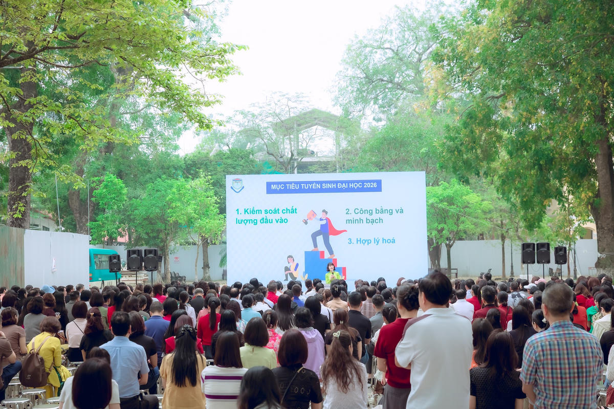 Tư vấn hướng nghiệp dành cho phụ huynh học sinh khối 12 tại Trường THPT chuyên Chu Văn An (Hà Nội). Ảnh: NTCC.