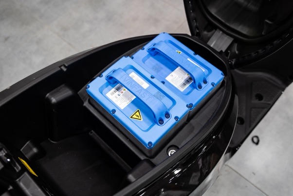 Đổi pin nhanh hơn đổ xăng, VinFast Feliz II thành “chân ái” của tài xế công nghệ