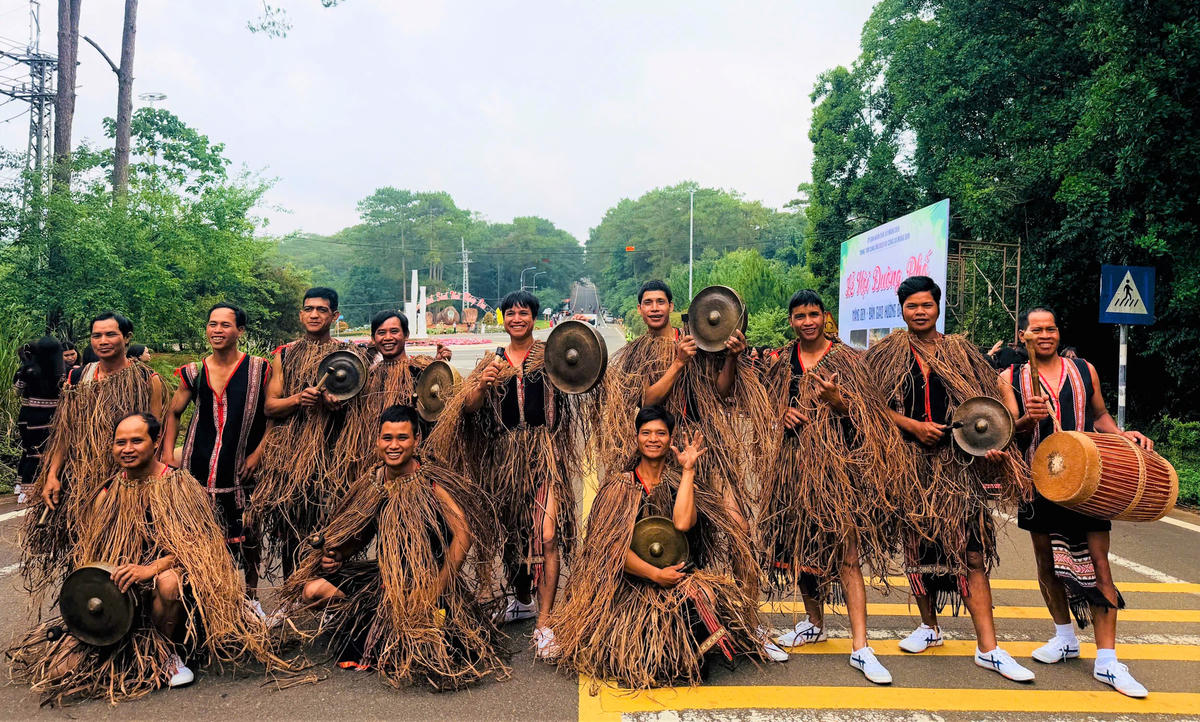 Người dân đồng bào Xơ Đăng chụp ảnh lưu niệm. Ảnh: CV.