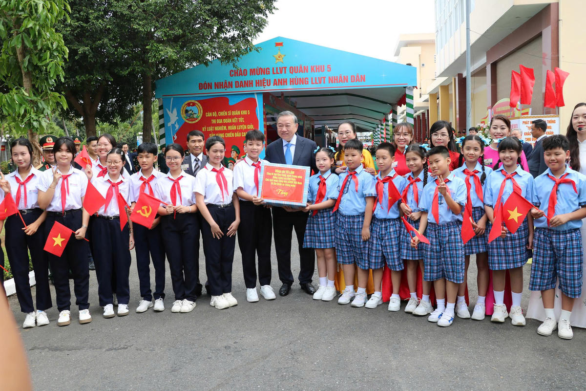 Tổng Bí thư, Chủ tịch nước Tô Lâm thăm các em học sinh Trường Tiểu học Lý Công Uẩn và Trường THCS Lý Thường Kiệt (TP Đà Nẵng). Ảnh: Quang Hùng.