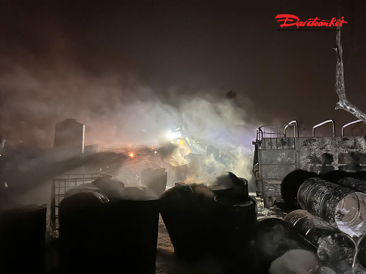 Khống chế kịp thời đám cháy tại kho xưởng chứa dầu thải ở Hà Nội