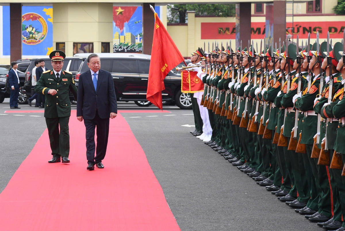 Tổng Bí thư, Chủ tịch nước Tô Lâm thăm Quân khu 5. Ảnh: Văn Viễn.