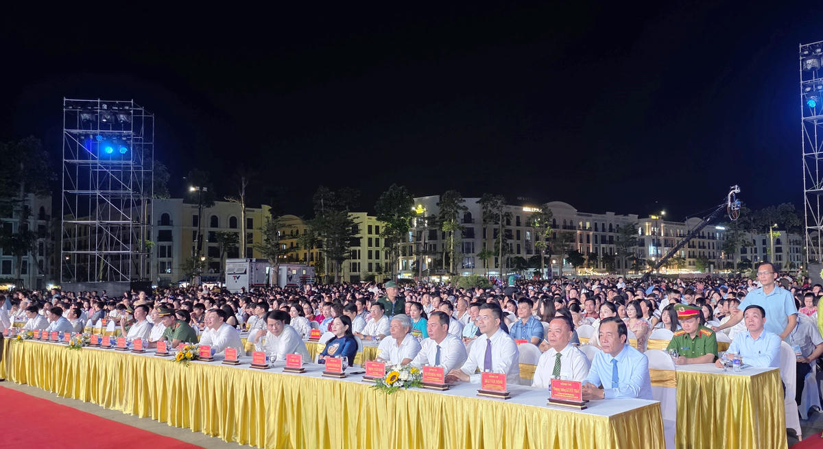 Ông Lê Đức Thái, Bí thư Tỉnh ủy Thanh Hóa cùng đông đảo lãnh đạo tỉnh Thanh Hóa đã về tham dự chương trình. Ảnh: Nguyễn Chung.