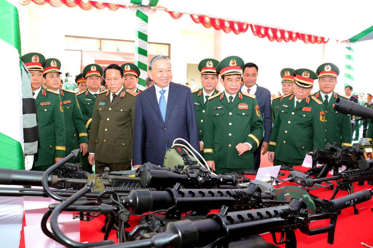 Tổng Bí thư, Chủ tịch nước Tô Lâm cùng đoàn đại biểu tham quan khu trưng bày các mô hình, sáng kiến, sản phẩm tiêu biểu của Quân khu 5. Ảnh: Lê Tây.