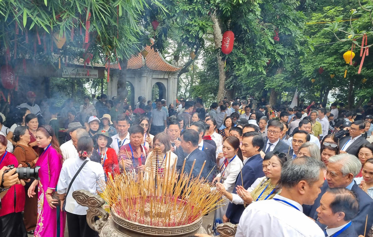 Du khách và Nhân dân thắp hương tưởng niệm các Vua Hùng.