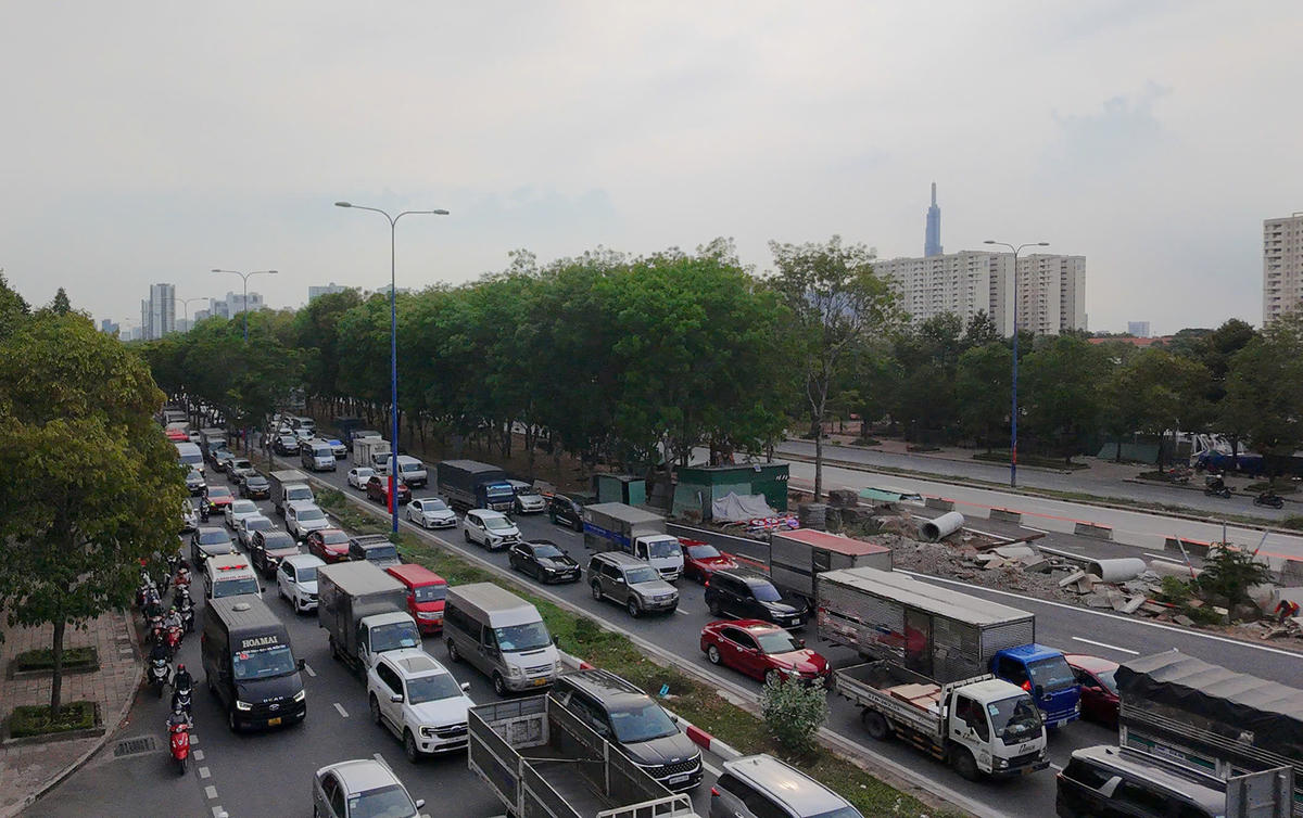 Nhu cầu di chuyển ra khỏi thành phố tăng mạnh ngày đầu nghỉ lễ khiến giao thông ùn ứ cục bộ. Ảnh: Đ.X.