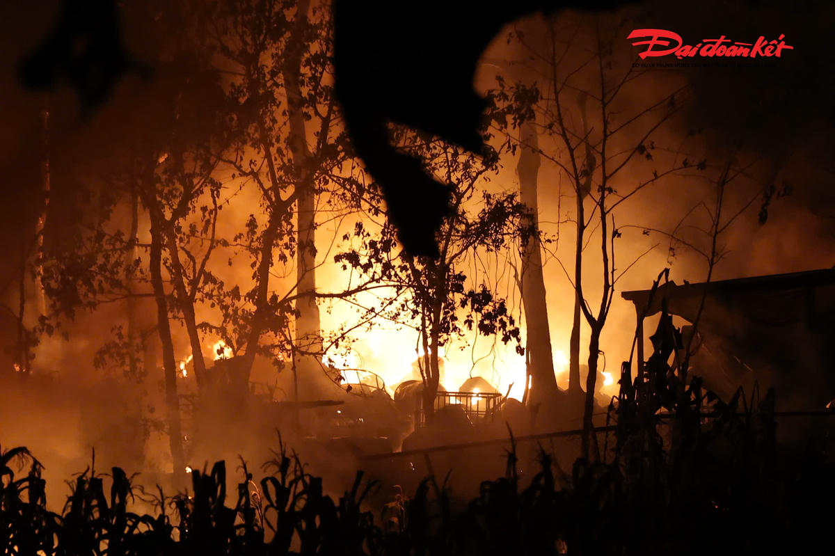 Khống chế kịp thời đám cháy tại kho xưởng chứa dầu thải ở Hà Nội