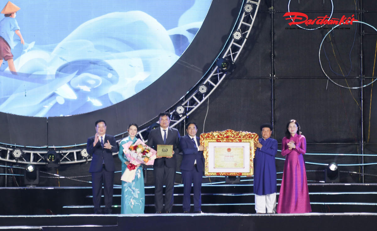 Đại diện Bộ Văn hóa, Thể thao và Du lịch đã trao quyết định công nhận danh hiệu “Đô thị du lịch sạch ASEAN 2026” cho Cửa Lò. Ảnh: ĐB