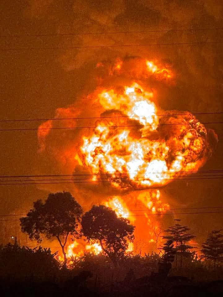 Hà Nội: Cháy lớn kho xưởng tái chế dầu ở Đông Anh