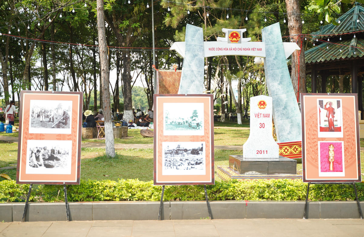 Một góc khu triển lãm ảnh&nbsp;“Bác Hồ với các dân tộc Gia Lai”. Ảnh: Đình Sang.