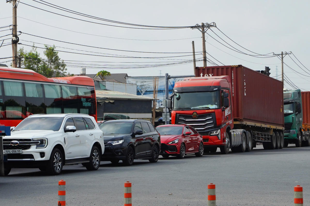 Các tài xế mất hàng giờ đồng hồ nhưng chưa di chuyển ra khỏi thành phố. Ảnh: Đ.X.