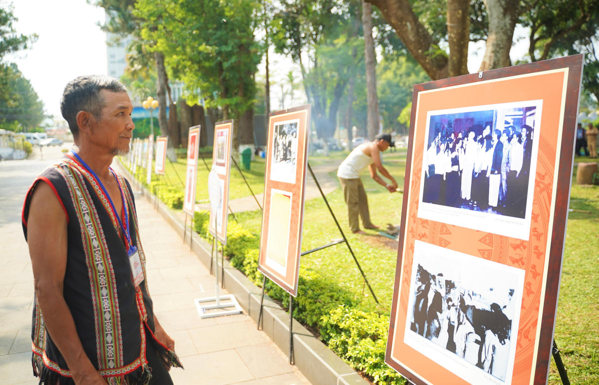 Ông Hyek tham quan triển lãm ảnh "Bác Hồ với các dân tộc Gia Lai". Ảnh: Đình Sang.