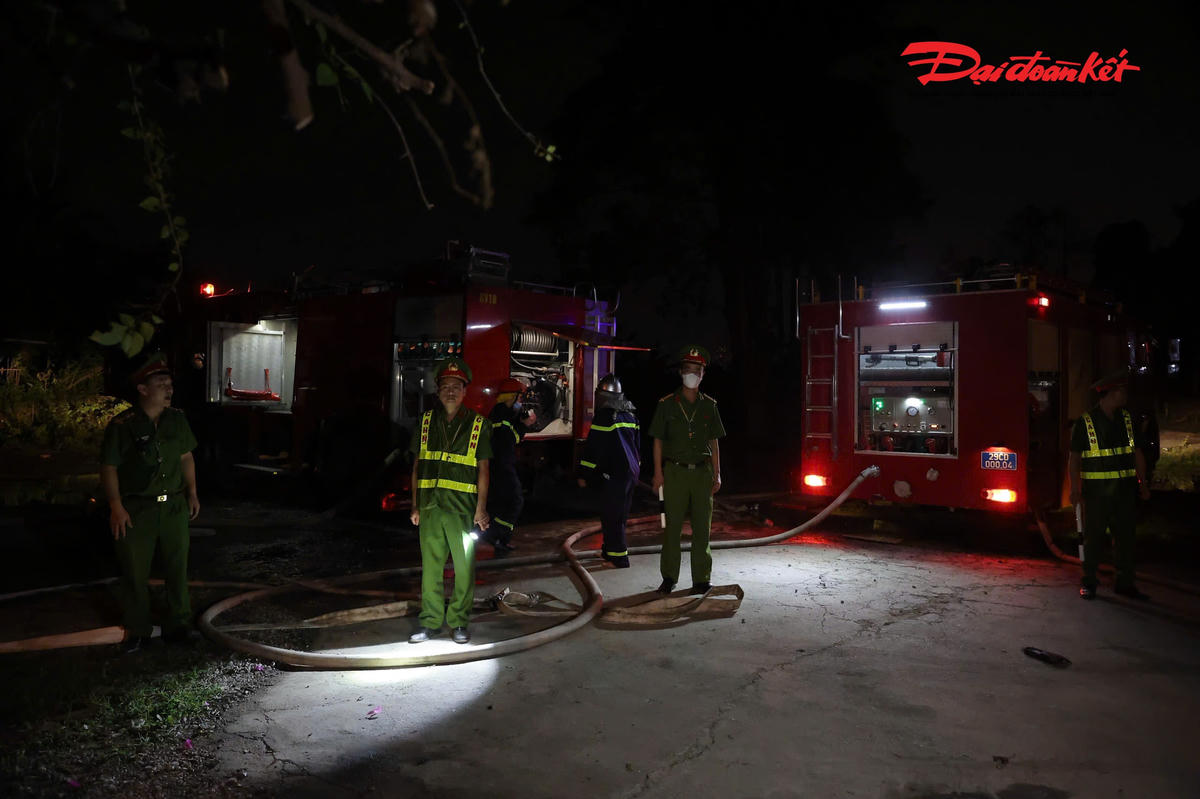 Khống chế kịp thời đám cháy tại kho xưởng chứa dầu thải ở Hà Nội