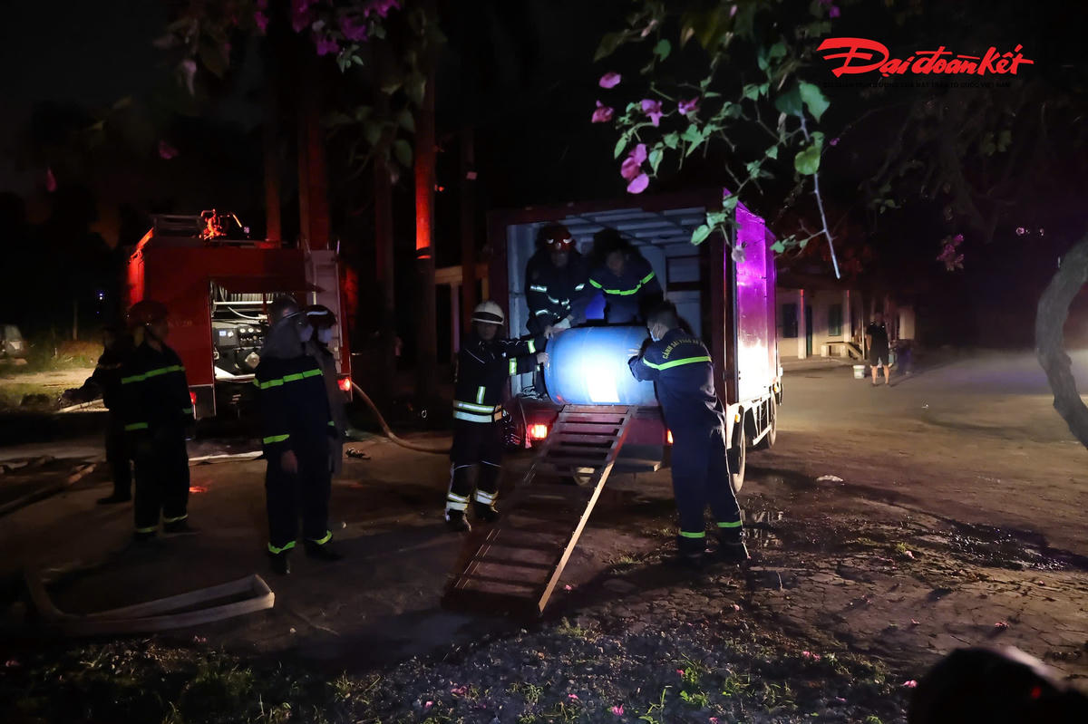 Khống chế kịp thời đám cháy tại kho xưởng chứa dầu thải ở Hà Nội