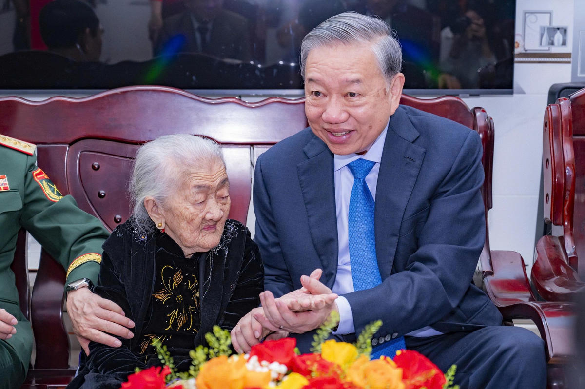 Tổng Bí thư, Chủ tịch nước Tô Lâm thăm hỏi Mẹ Việt Nam Anh hùng. Ảnh: Ngọc Nhã.