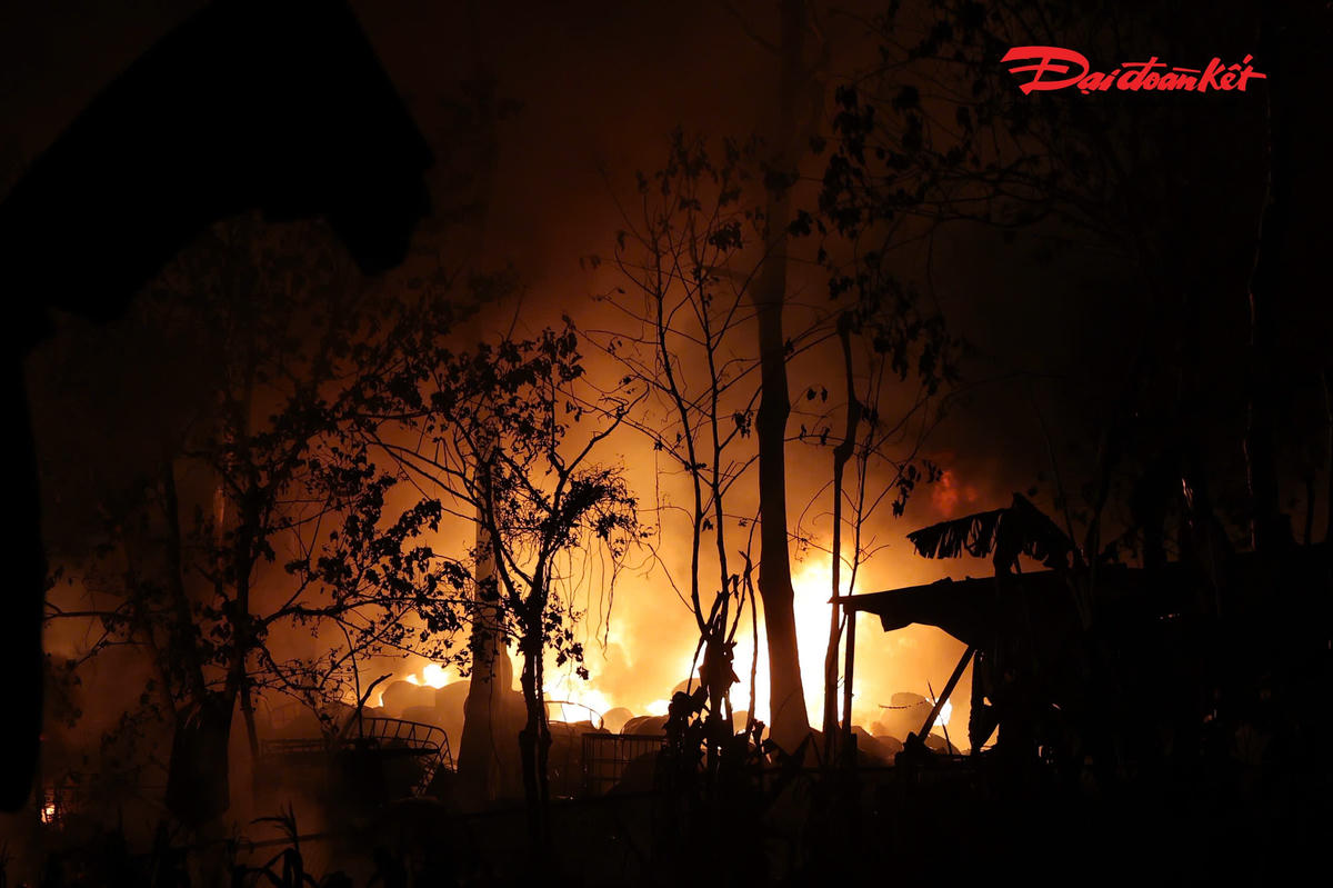 Khống chế kịp thời đám cháy tại kho xưởng chứa dầu thải ở Hà Nội