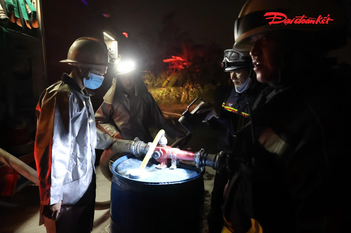 Khống chế kịp thời đám cháy tại kho xưởng chứa dầu thải ở Hà Nội