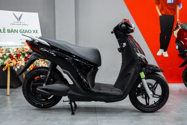 Đổi pin nhanh hơn đổ xăng, VinFast Feliz II thành “chân ái” của tài xế công nghệ