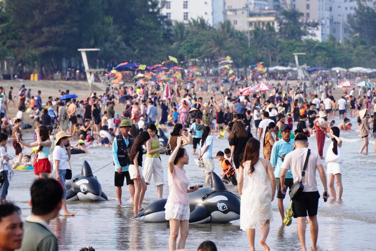 Bãi biển Sầm Sơn chiều ngày 25/4 đã thu hút nhiều du khách đến tắm biển và nghỉ dưỡng. Ảnh: Nguyễn Chung.