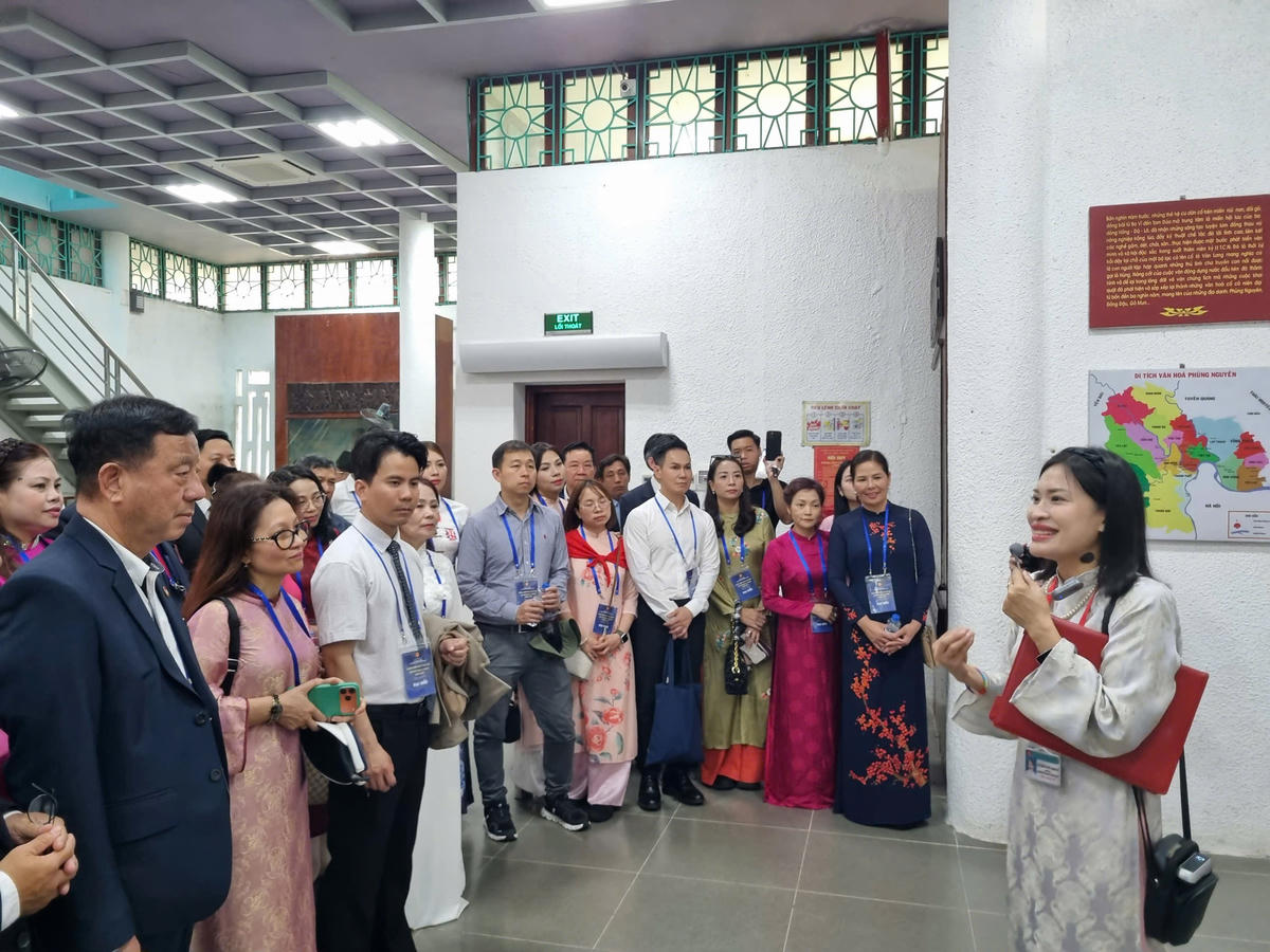 Đoàn kiều bào thăm bảo tàng.