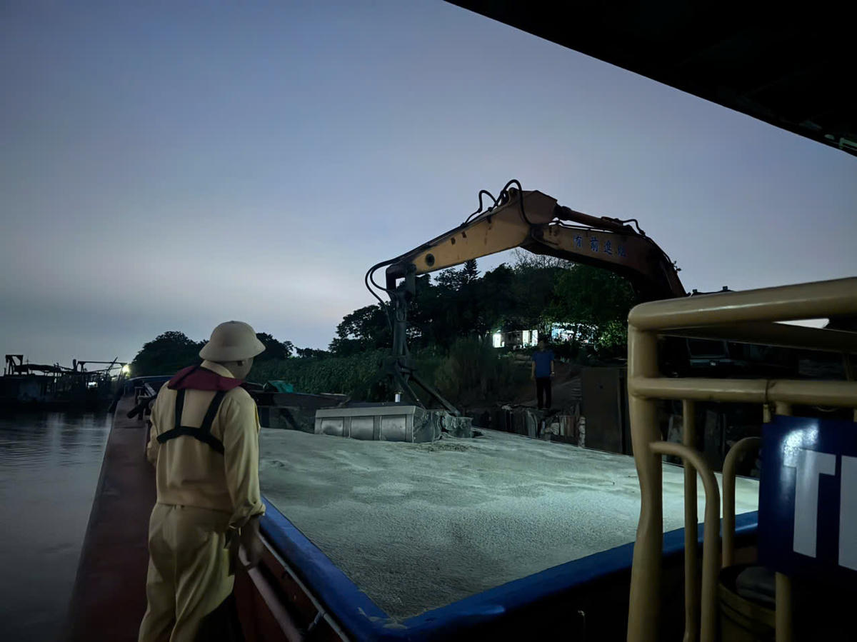 CSGT đường thủy Hà Nội kiểm tra, xử lý hoạt động bốc xếp cát tại hai bến bãi ven sông Hồng (Phú Xuyên, Bát Tràng) có dấu hiệu vi phạm.