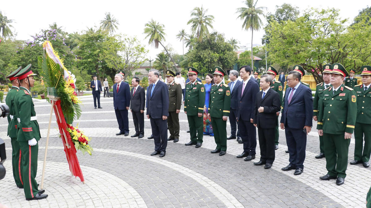 Tổng Bí thư, Chủ tịch nước Tô Lâm dâng hương tưởng niệm. Ảnh: Quang Hùng.