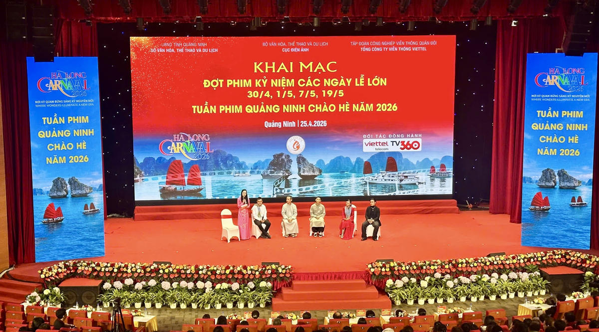 Chương trình giao lưu với các nghệ sĩ, đoàn làm phim “Địa đạo - Mặt trời trong bóng tối” tại lễ khai mạc.