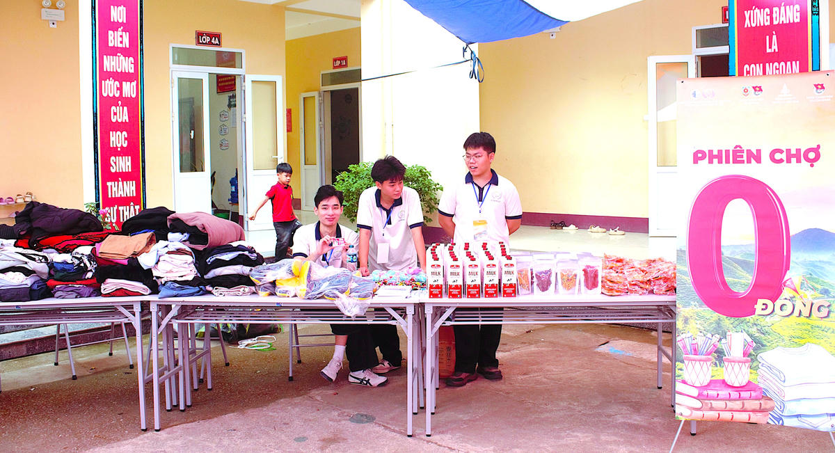 Phiên chợ 0 đồng trao tặng quần áo, đồ ăn, đồ dùng học tập và các vật dụng thiết yếu cho bà con nhân dân trên địa bàn.