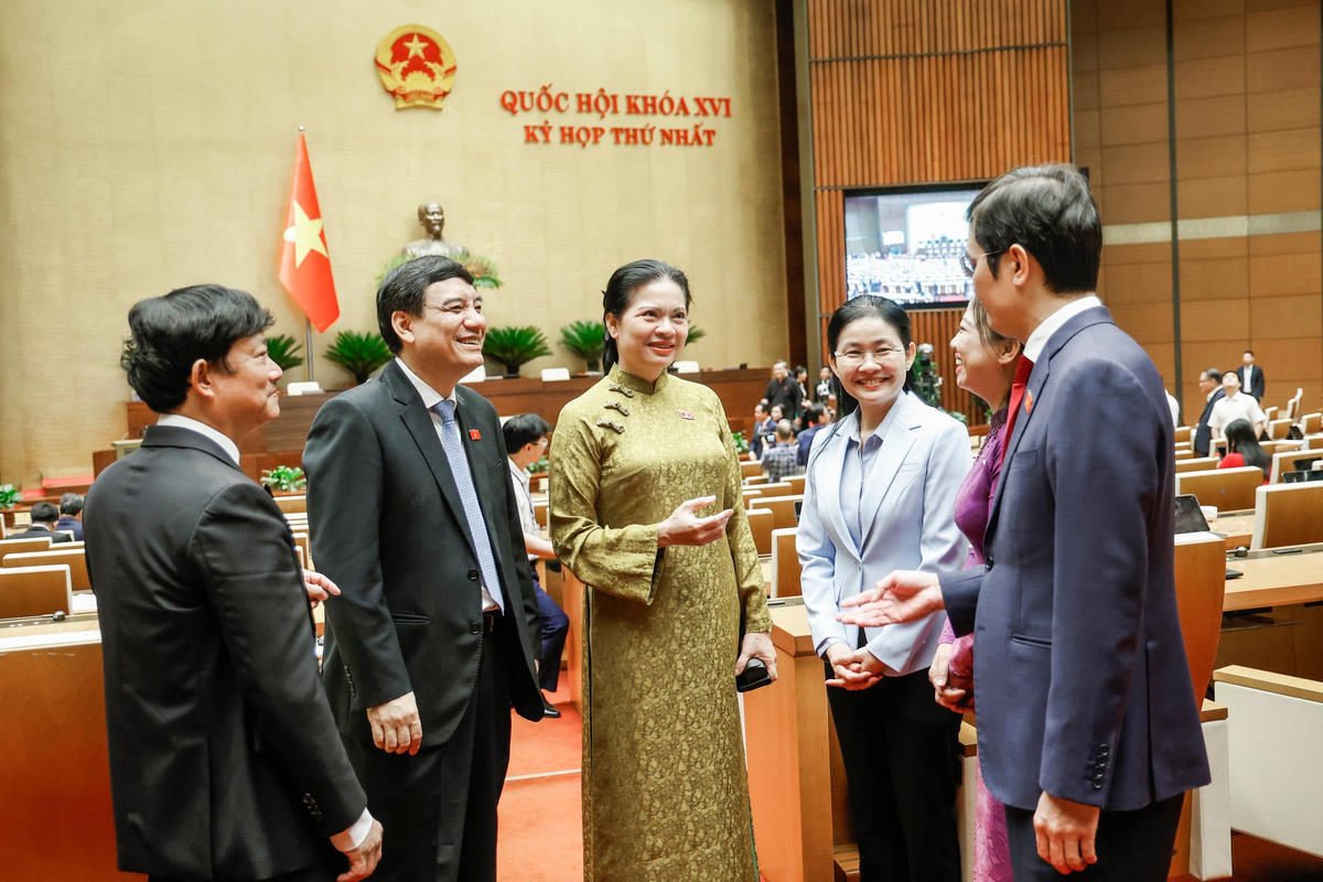 Phó Chủ tịch, Tổng Thư ký UBTƯ MTTQ Việt Nam Hà Thị Nga trao đổi với các đại biểu bên lề Kỳ họp thứ Nhất, Quốc hội khoá XVI (Ảnh: Quang Vinh)