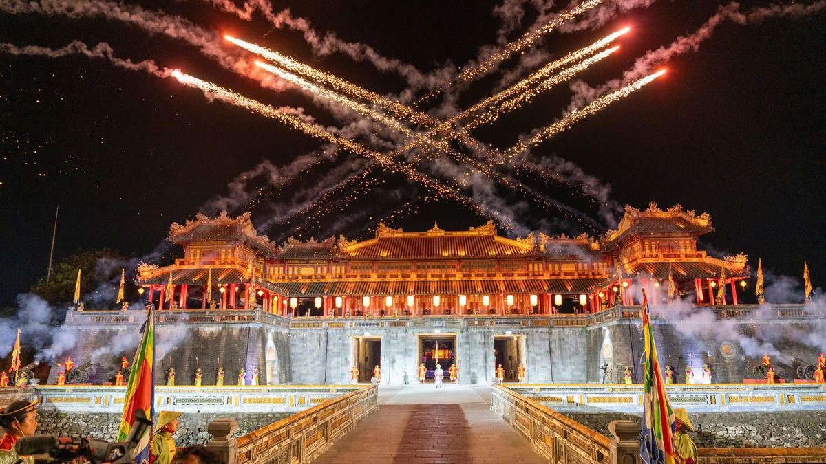 Được dàn dựng công phu, “Hoàng cung Huyền ảo” tái hiện sinh động không gian Hoàng cung về đêm thông qua chuỗi hoạt động nghệ thuật và trải nghiệm đặc sắc.&nbsp; Ảnh: T.T.