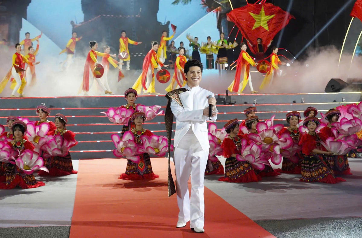 Noo Phước Thịnh là một trong những ca sĩ, nghệ sĩ nổi tiếng xuất hiện tại sự kiện. Ảnh: Nguyễn Toán.