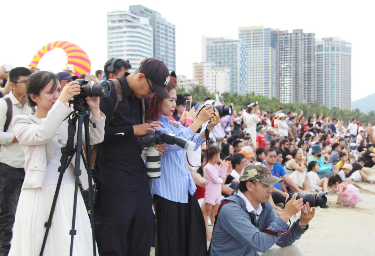 Đông đảo du khách đổ về mùa du lịch biển Đà Nẵng 2026