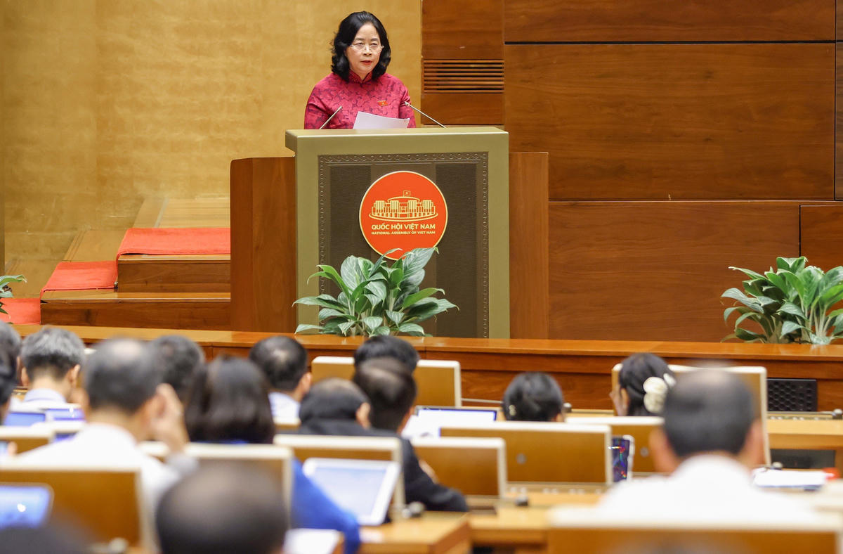 Chủ tịch UBTƯ MTTQ Việt Nam Bùi Thị Minh Hoài trình bày trước Quốc hội Báo cáo tổng hợp ý kiến, kiến nghị của cử tri và Nhân dân gửi đến kỳ họp thứ Nhất, Quốc hội khóa XVI (Ảnh: Quang Vinh)