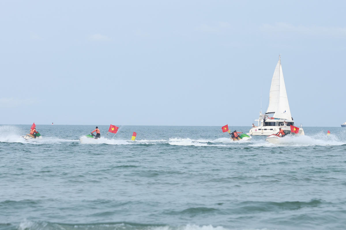 Đông đảo du khách đổ về mùa du lịch biển Đà Nẵng 2026