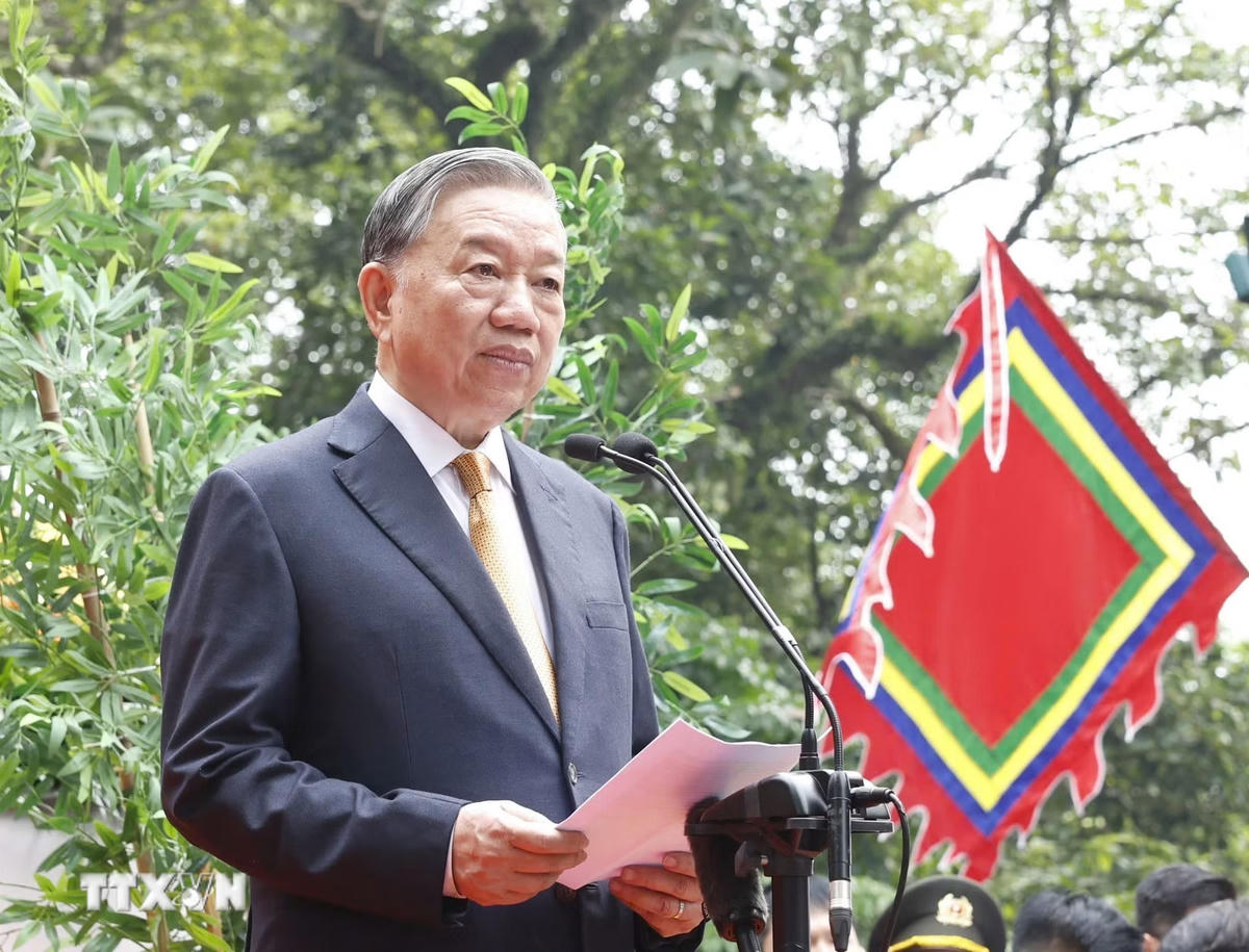 Tổng Bí thư, Chủ tịch nước Tô Lâm nói chuyện với các tầng lớp nhân dân tại Khu di tích lịch sử Quốc gia Đặc biệt Đền Hùng. (Ảnh: Thống Nhất/TTXVN).