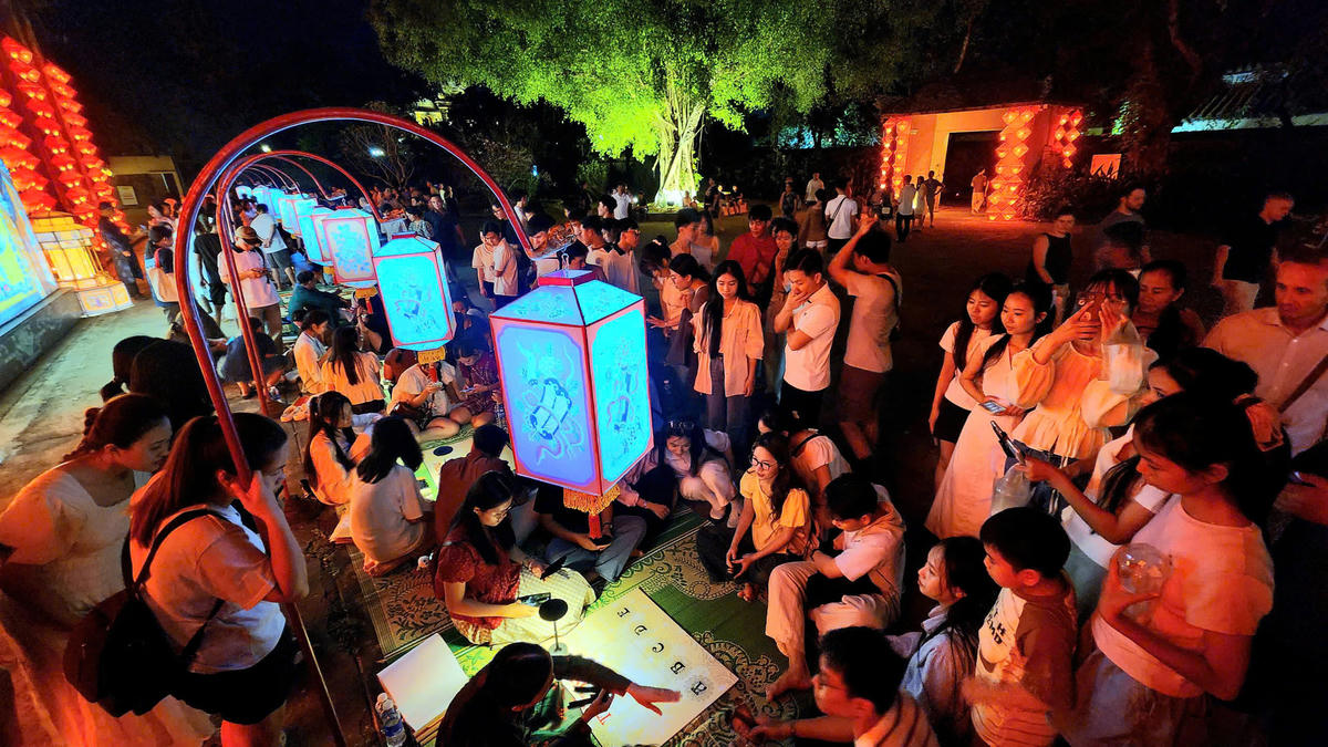 Hàng nghìn người dân đến Đại Nội Huế xem Hoàng cung huyền ảo về đêm