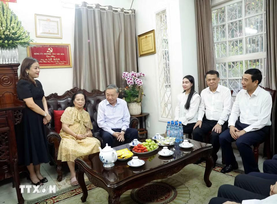 Tổng Bí thư, Chủ tịch nước Tô Lâm cùng Đoàn công tác của Trung ương thăm hỏi thân nhân gia đình Tổng Bí thư Lê Duẩn. (Ảnh: Thống Nhất/TTXVN)