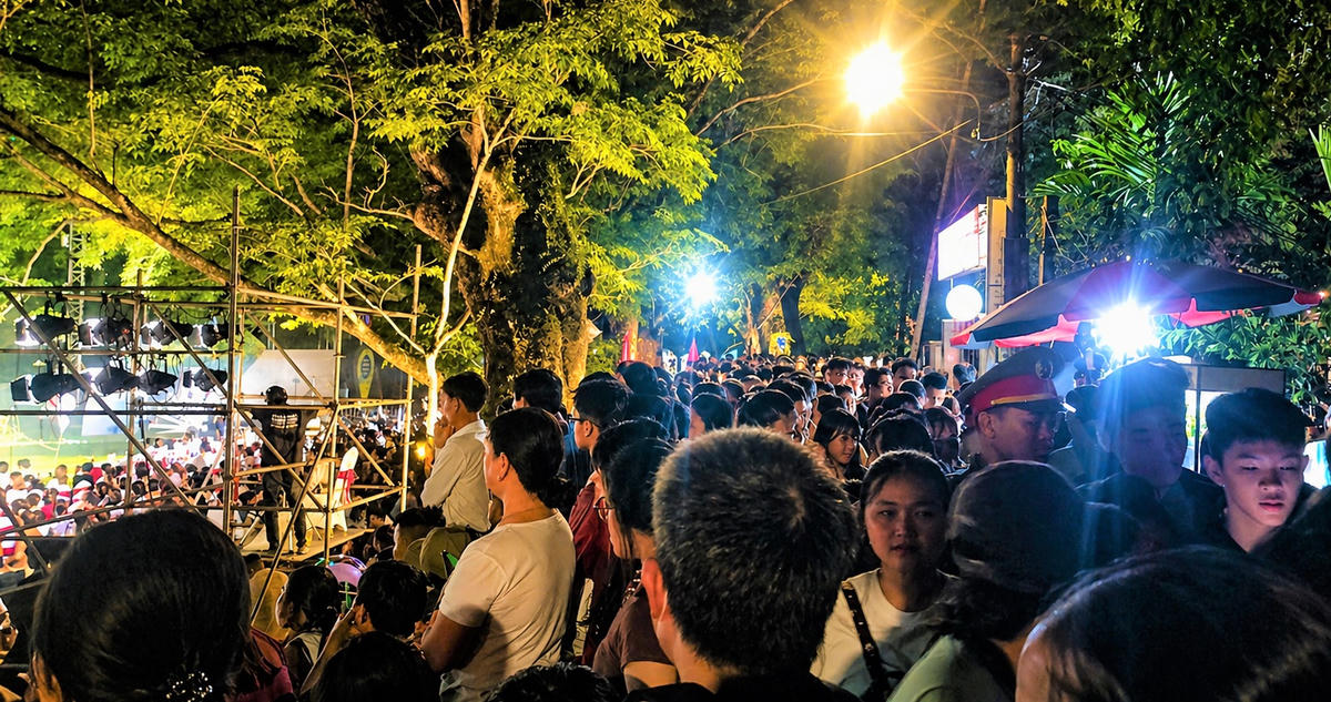 Nhiều người dân đến xem&nbsp;Gala tổng kết lễ hội “Sắc sưa Hương Trà - Đà Nẵng năm 2026”. Ảnh: Chí Đại.