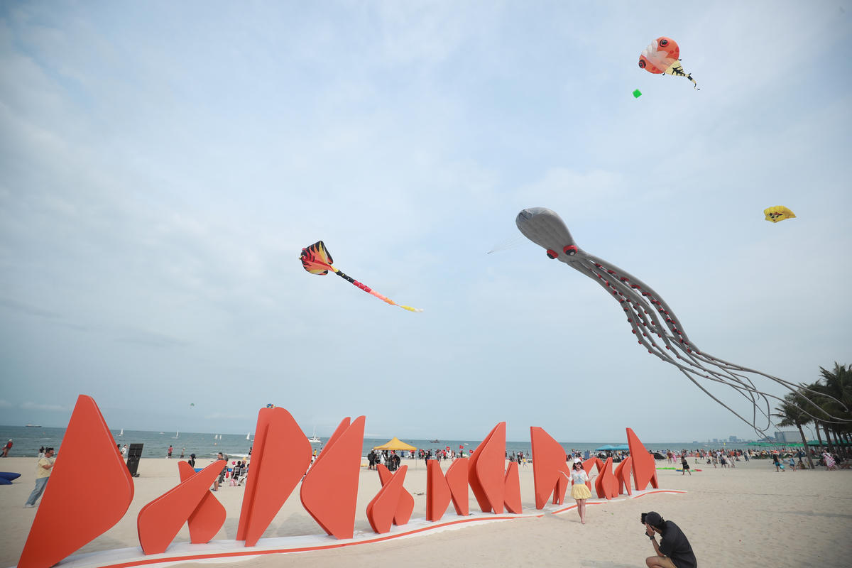 Đông đảo du khách đổ về mùa du lịch biển Đà Nẵng 2026